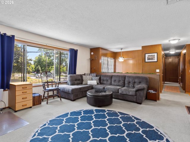 1801 E LAUREL Dr, Newberg, OR 97132