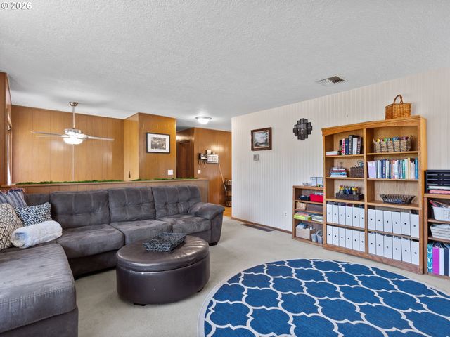 1801 E LAUREL Dr, Newberg, OR 97132
