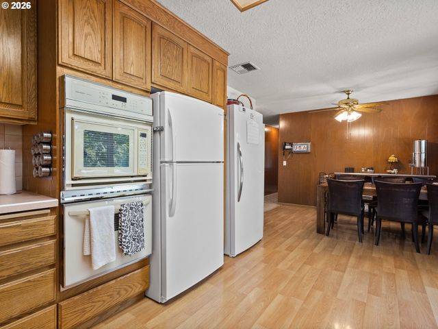 1801 E LAUREL Dr, Newberg, OR 97132