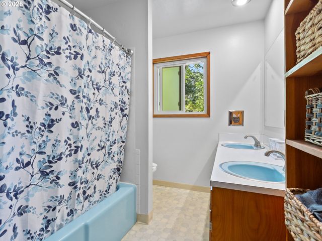 1801 E LAUREL Dr, Newberg, OR 97132