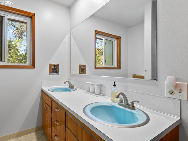 1801 E LAUREL Dr, Newberg, OR 97132