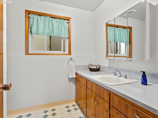 1801 E LAUREL Dr, Newberg, OR 97132