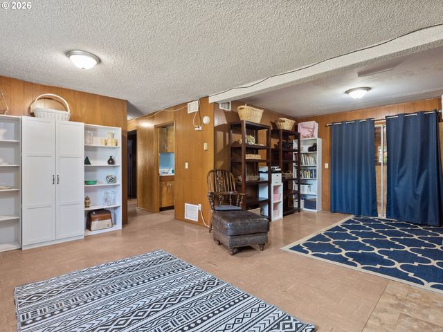 1801 E LAUREL Dr, Newberg, OR 97132