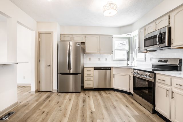 1667 Park Castle Way, Indianapolis, IN 46229