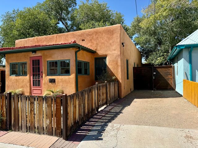 611 Keleher Avenue NW, Albuquerque, NM 87102