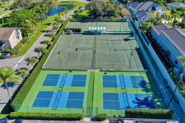 18350 SE WOOD HAVEN Lane F, Jupiter, FL 33469