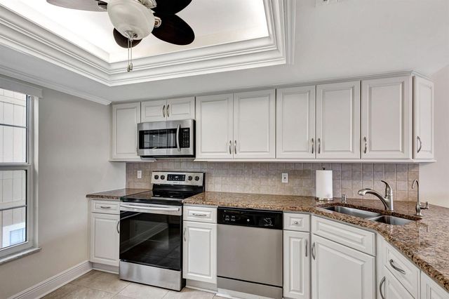 18350 SE WOOD HAVEN Lane F, Jupiter, FL 33469