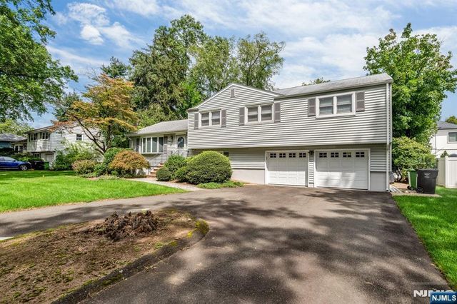 23 Hampshire Road, Paramus, NJ 07652