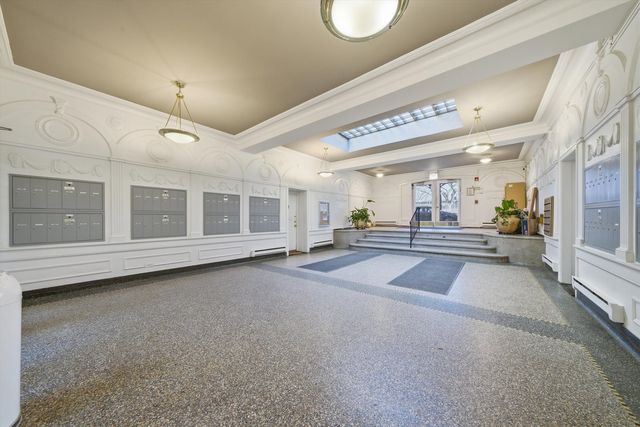 4240 N Clarendon Avenue 209N, Chicago, IL 60613