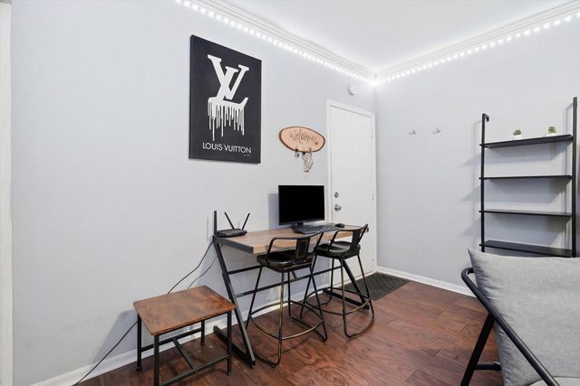 4240 N Clarendon Avenue 209N, Chicago, IL 60613