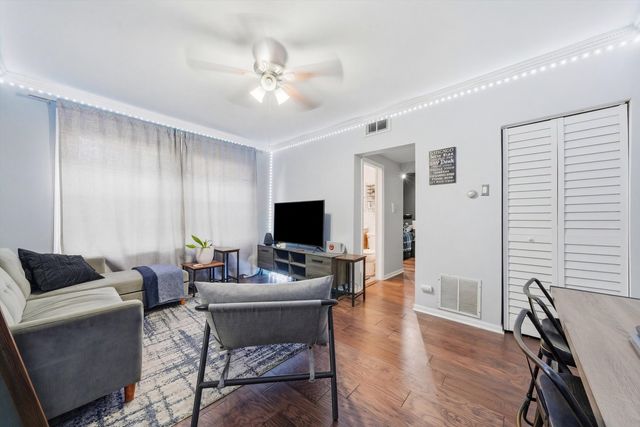 4240 N Clarendon Avenue 209N, Chicago, IL 60613