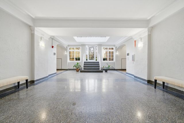 4240 N Clarendon Avenue 209N, Chicago, IL 60613