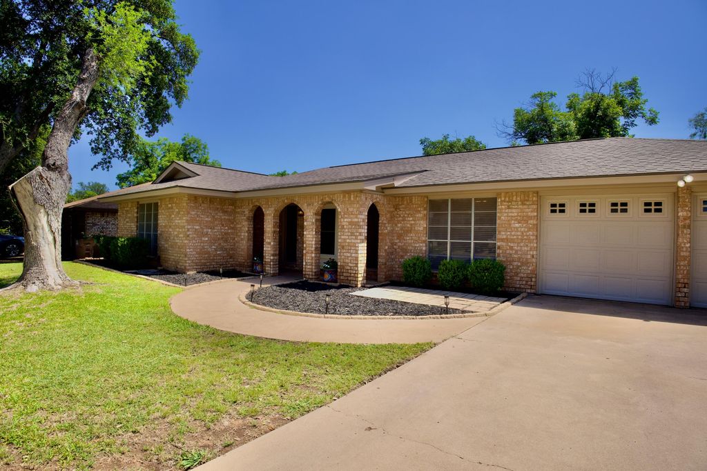 Image 3 of property listing at 3319 Chatterton Drive, San Angelo, TX 76904