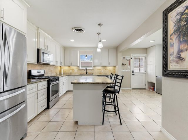 404 E Elizabeth Avenue, Palacios, TX 77465