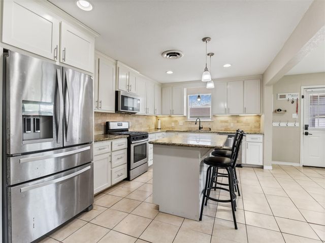404 E Elizabeth Avenue, Palacios, TX 77465