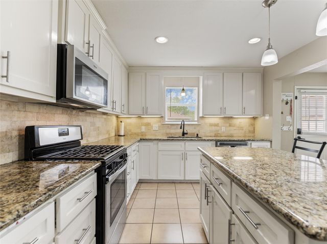 404 E Elizabeth Avenue, Palacios, TX 77465