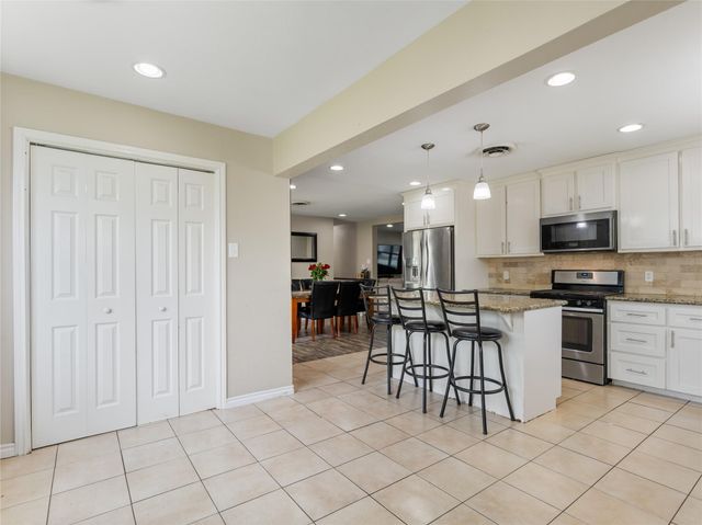 404 E Elizabeth Avenue, Palacios, TX 77465