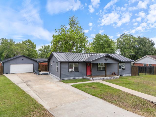 404 E Elizabeth Avenue, Palacios, TX 77465