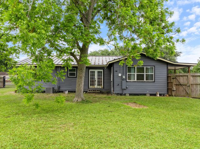 404 E Elizabeth Avenue, Palacios, TX 77465