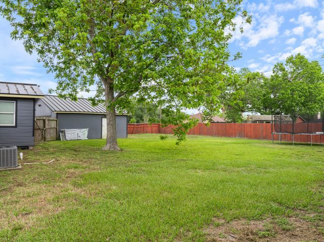 404 E Elizabeth Avenue, Palacios, TX 77465