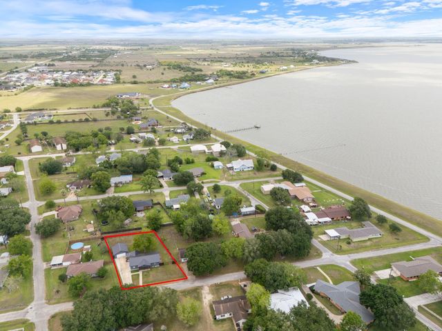 404 E Elizabeth Avenue, Palacios, TX 77465