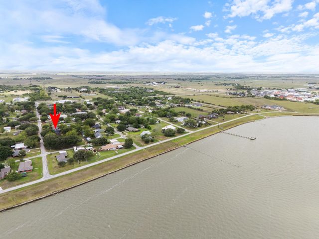 404 E Elizabeth Avenue, Palacios, TX 77465