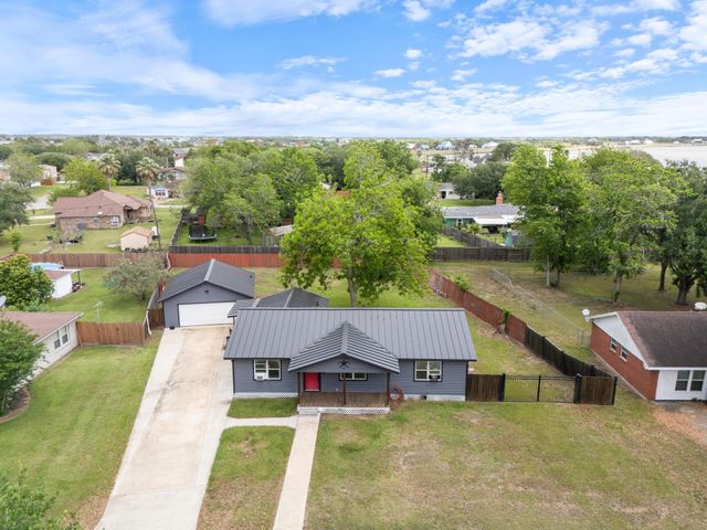 404 E Elizabeth Avenue, Palacios, TX 77465