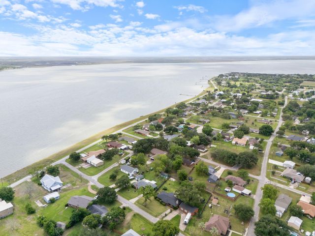 404 E Elizabeth Avenue, Palacios, TX 77465