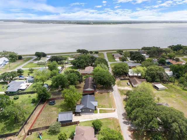 404 E Elizabeth Avenue, Palacios, TX 77465