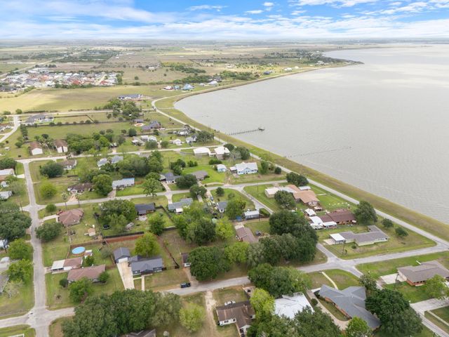 404 E Elizabeth Avenue, Palacios, TX 77465