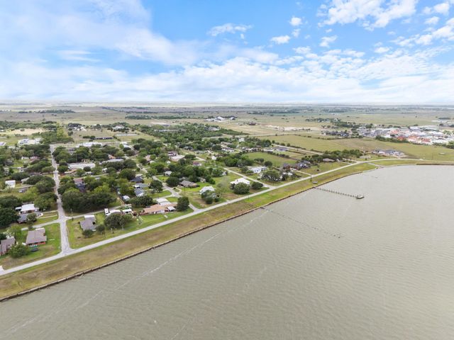 404 E Elizabeth Avenue, Palacios, TX 77465