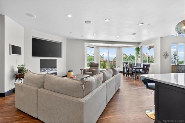 296 East Lane, El Cajon, CA 92021