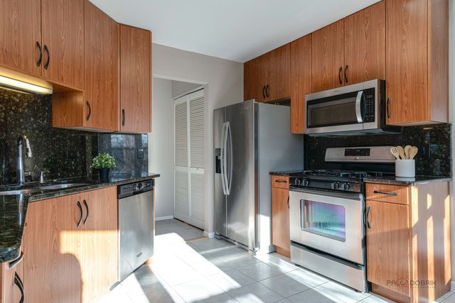 76 Willow Parkway, Buffalo Grove, IL 60089