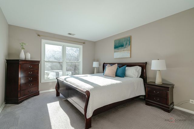 76 Willow Parkway, Buffalo Grove, IL 60089