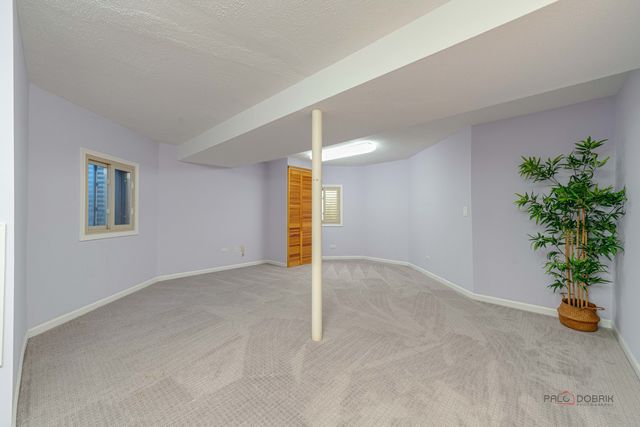 76 Willow Parkway, Buffalo Grove, IL 60089