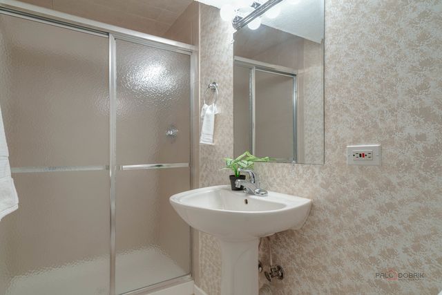 76 Willow Parkway, Buffalo Grove, IL 60089