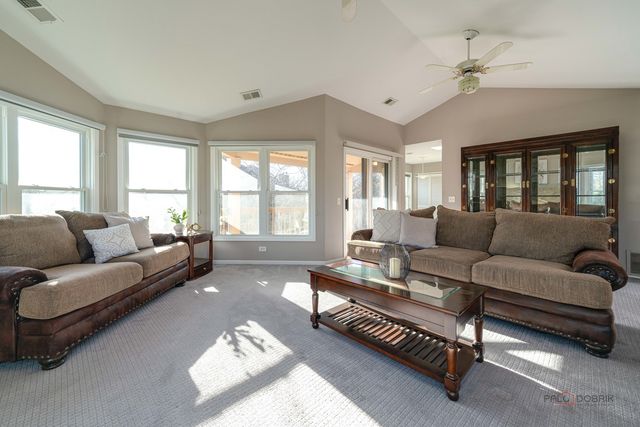 76 Willow Parkway, Buffalo Grove, IL 60089