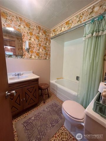 1204 Howard Street, Raymond, WA 98577