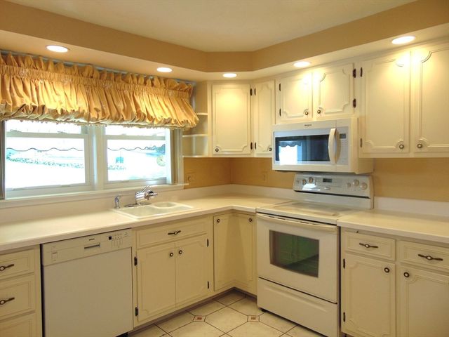 225 Reingold Ave, Fitchburg, MA 01420