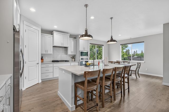 327 Arrowhead Trail, Eagle Point, OR 97524