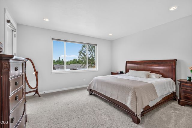 327 Arrowhead Trail, Eagle Point, OR 97524