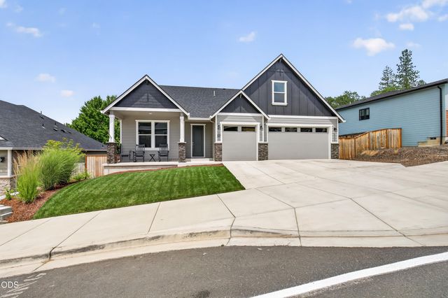 327 Arrowhead Trail, Eagle Point, OR 97524