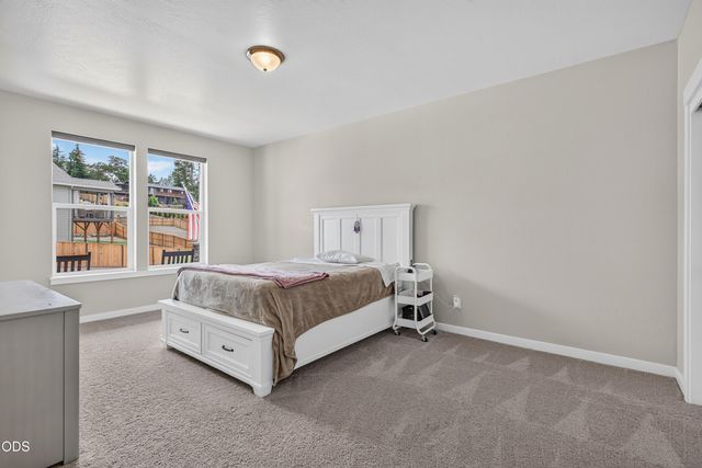 327 Arrowhead Trail, Eagle Point, OR 97524