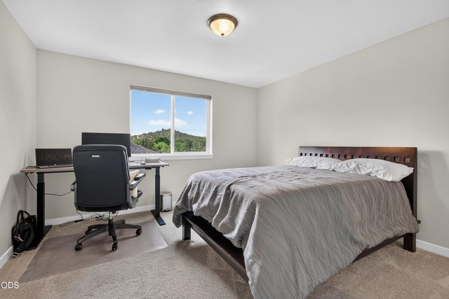 327 Arrowhead Trail, Eagle Point, OR 97524
