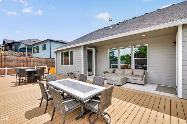 327 Arrowhead Trail, Eagle Point, OR 97524