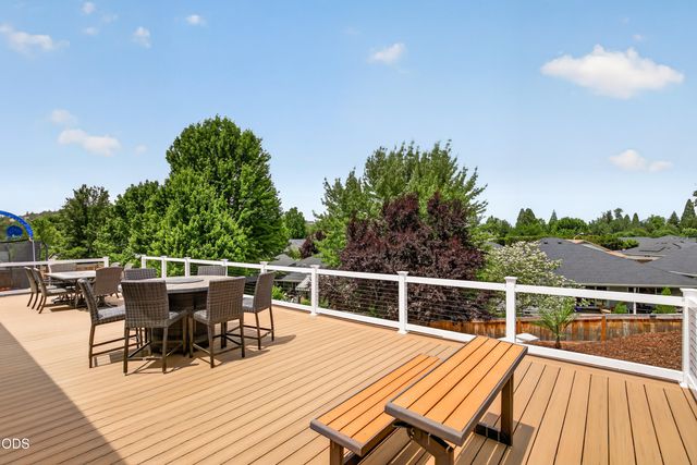 327 Arrowhead Trail, Eagle Point, OR 97524