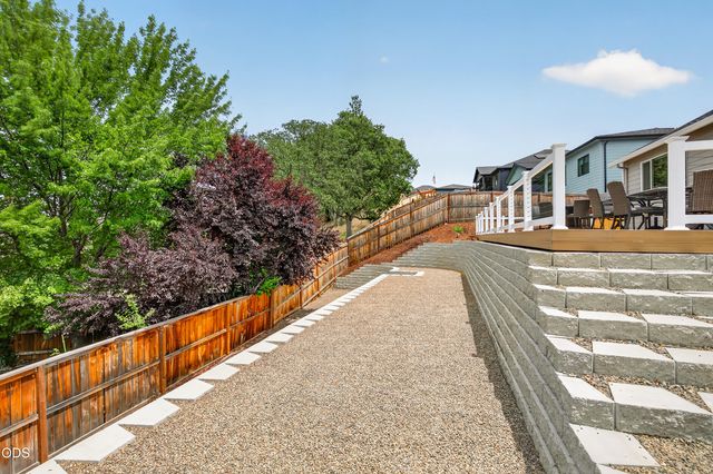 327 Arrowhead Trail, Eagle Point, OR 97524