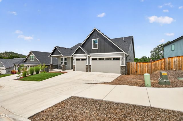 327 Arrowhead Trail, Eagle Point, OR 97524