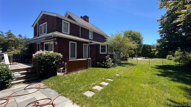 10 Kerrie Court, Southampton, NY 11968