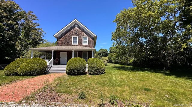 10 Kerrie Court, Southampton, NY 11968